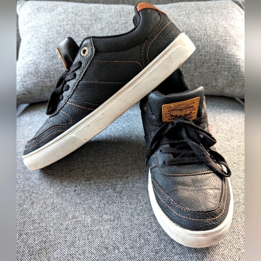 Men's Levi's Sneakers *FREE* Pouch